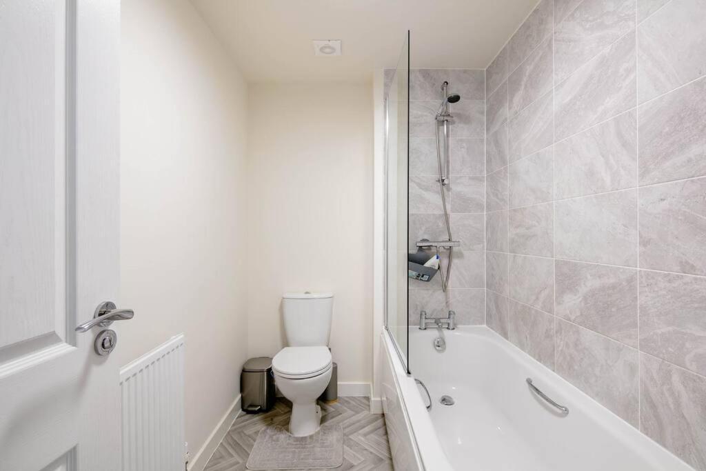 Stunning Private Room In A Home - Bathroom & Parking! Salford  Eksteriør bilde