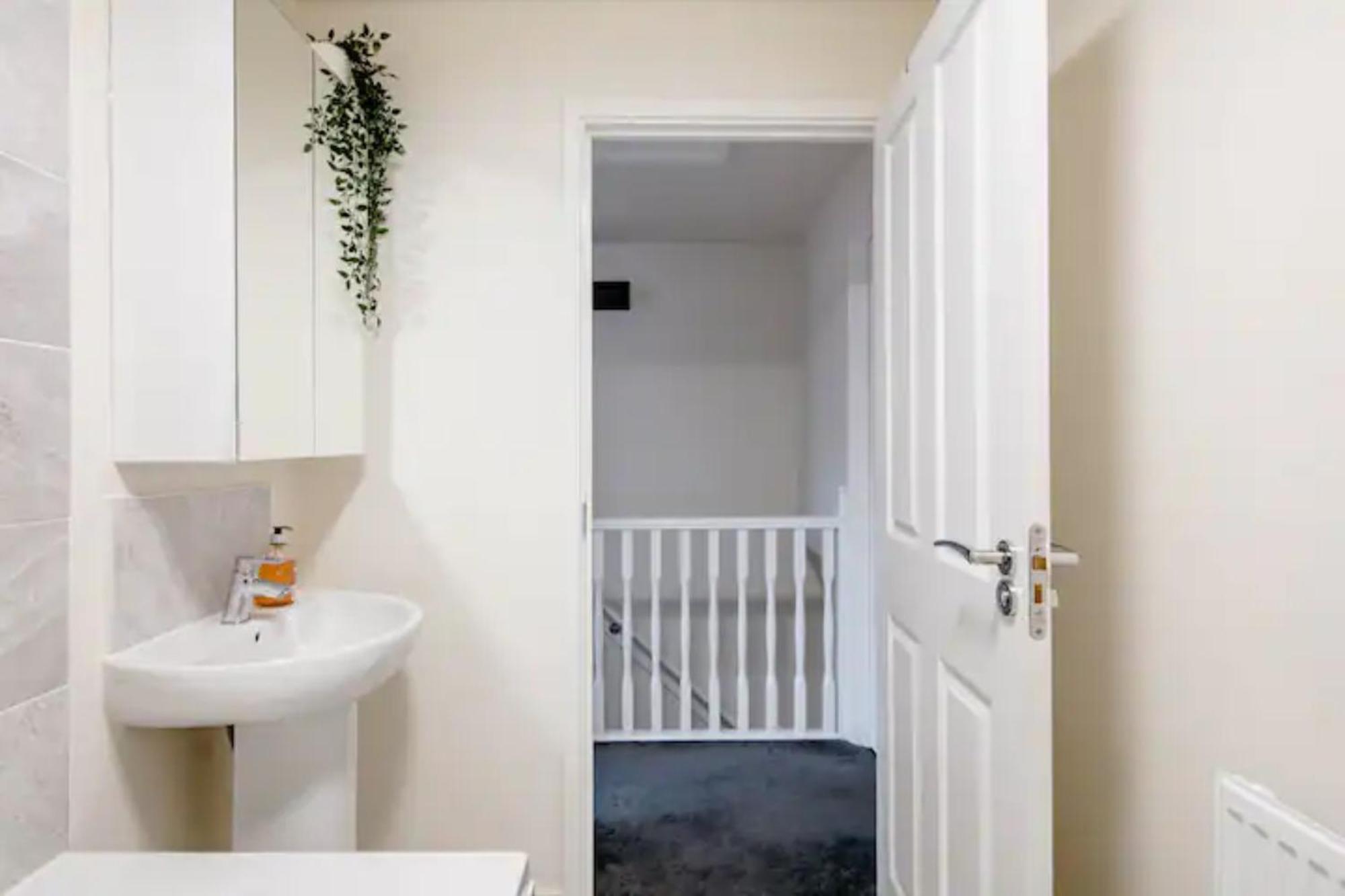 Stunning Private Room In A Home - Bathroom & Parking! Salford  Eksteriør bilde
